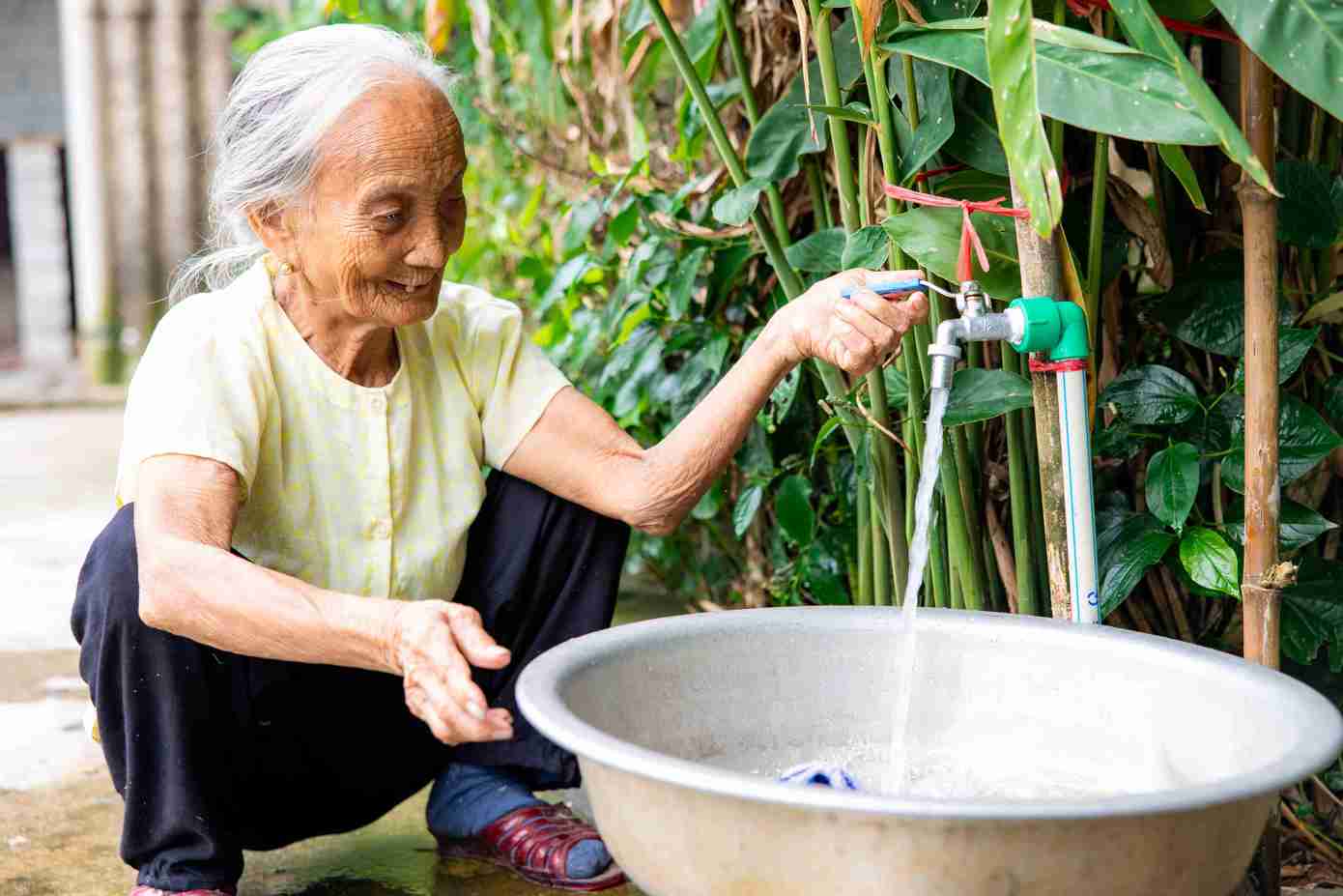 Người dân hết sức phấn khởi khi lần đầu tiên được tiếp cận nguồn nước sạch