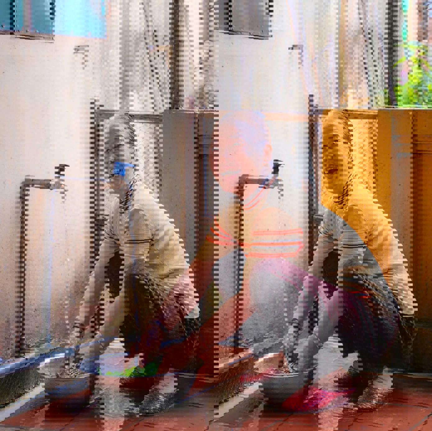 Nụ cười đã nở rạng rỡ trên môi người dân khi đón nước sạch về